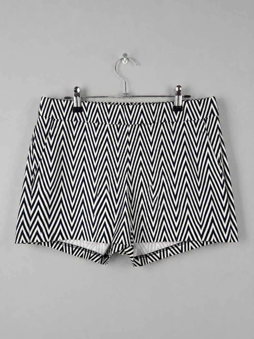 Express Size 6 Chevron Stripe Short Shorts